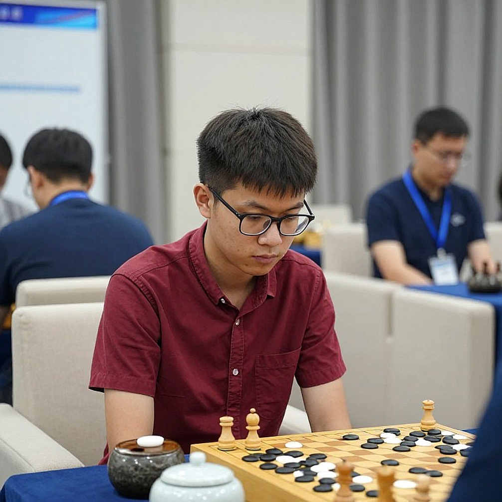 Carlsen chỉ ra kẻ chiếu trên và người dưới cơ: Sindarov được đánh giá cao hơn Gukesh tại Giải vô địch cờ vua thế giới